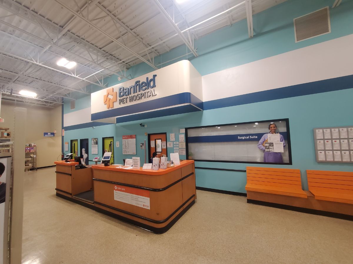 The front desk of Banfield Pet Hospital - Vero Beach
