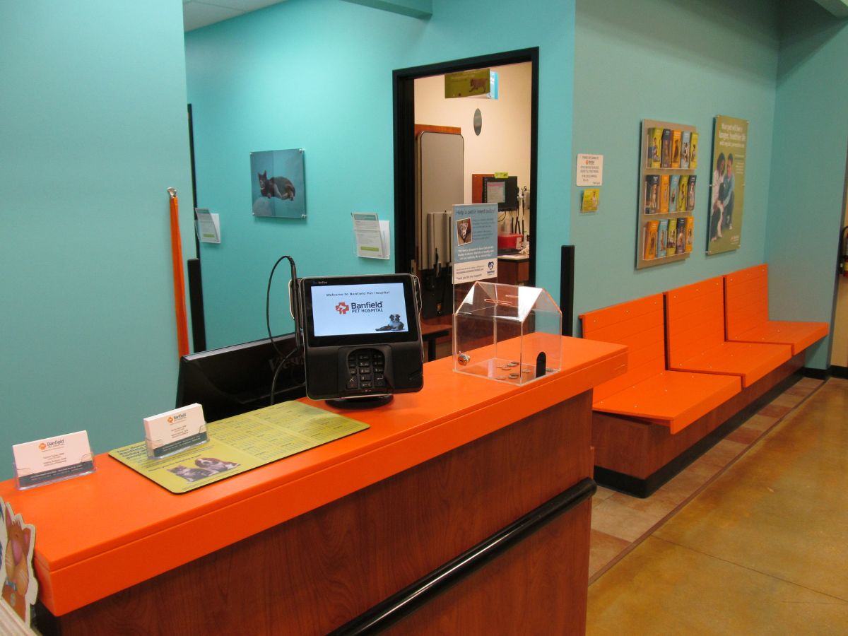 The lobby view of Banfield Pet Hospital - West Palm Beach
