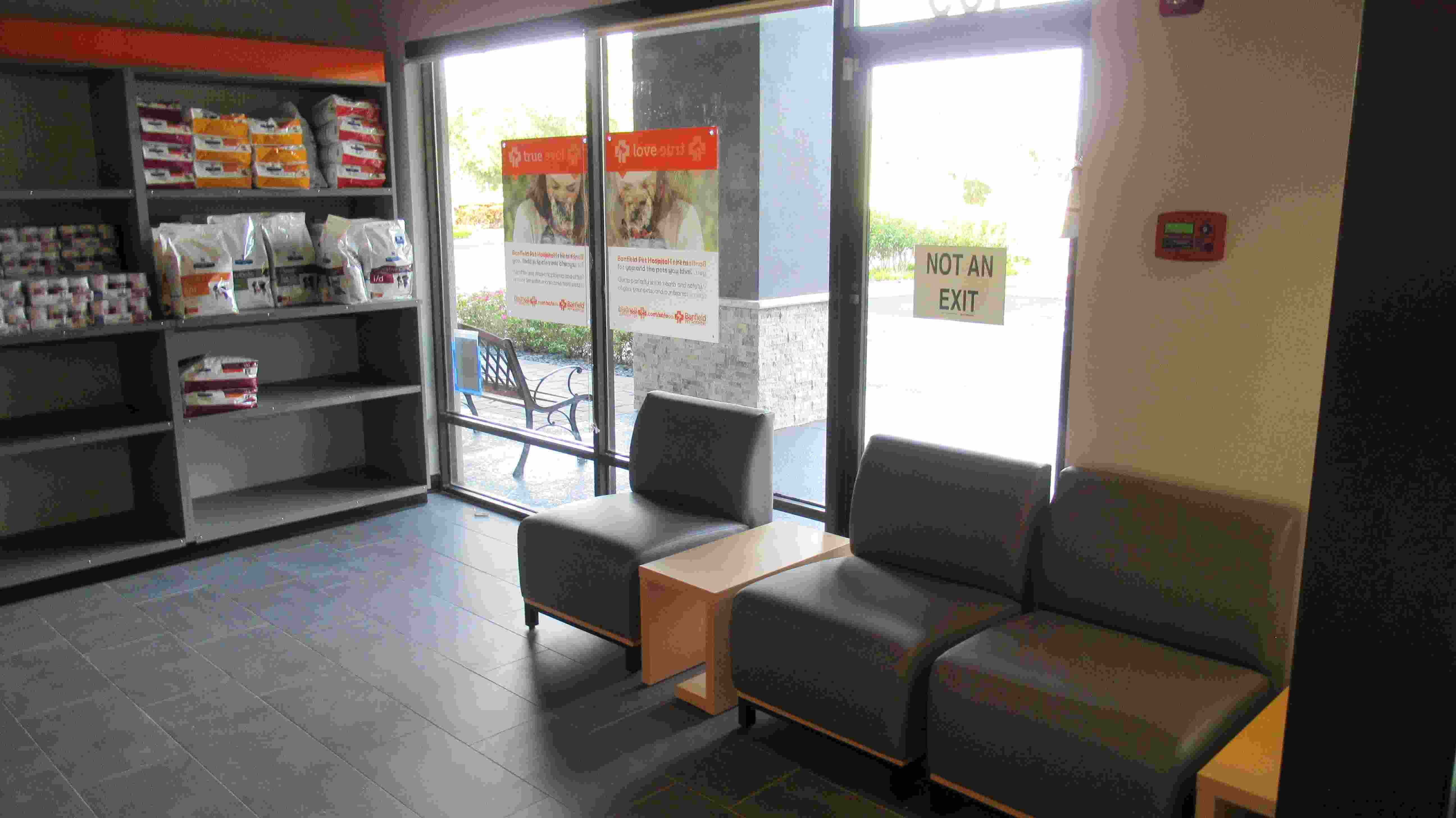 The Banfield Naples Bayridge waiting area