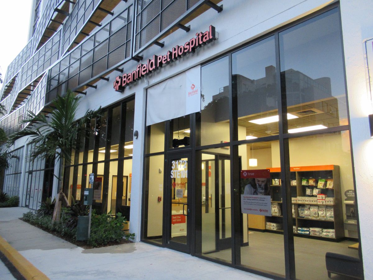 The front entrance to the Banfield Coral Gables PH location