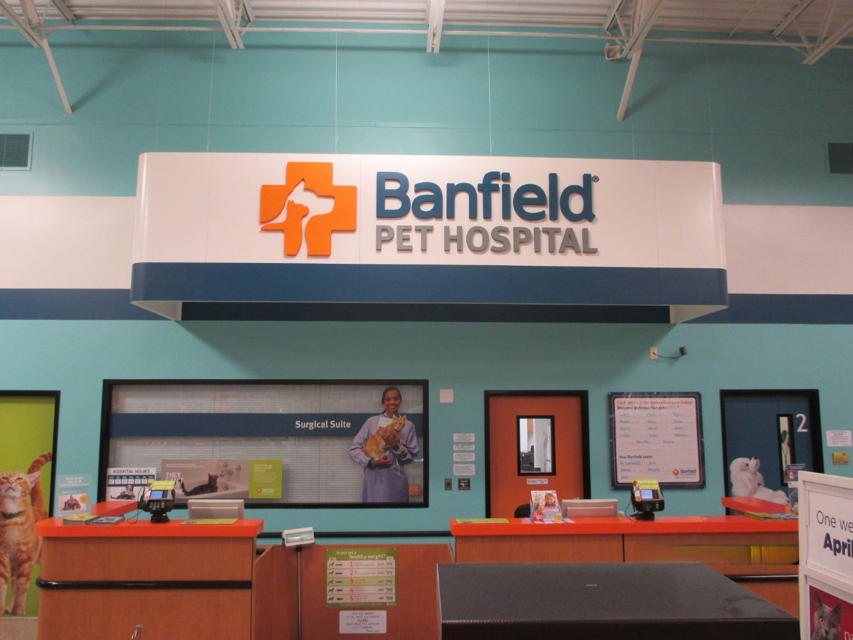The Banfield Pet Hospital: Flowery Branch front desk