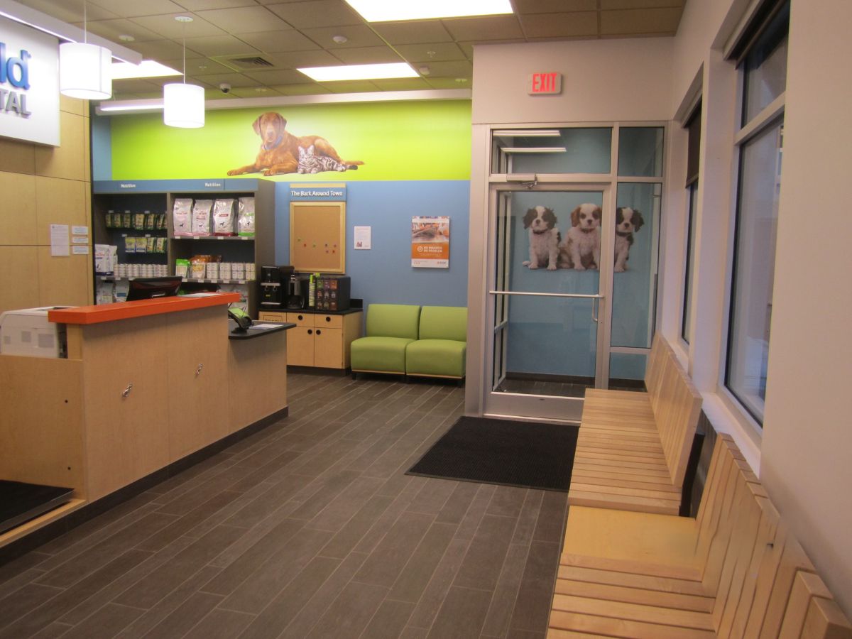 The Banfield Pet Hospital: Decatur-Blackmon front desk and lobby