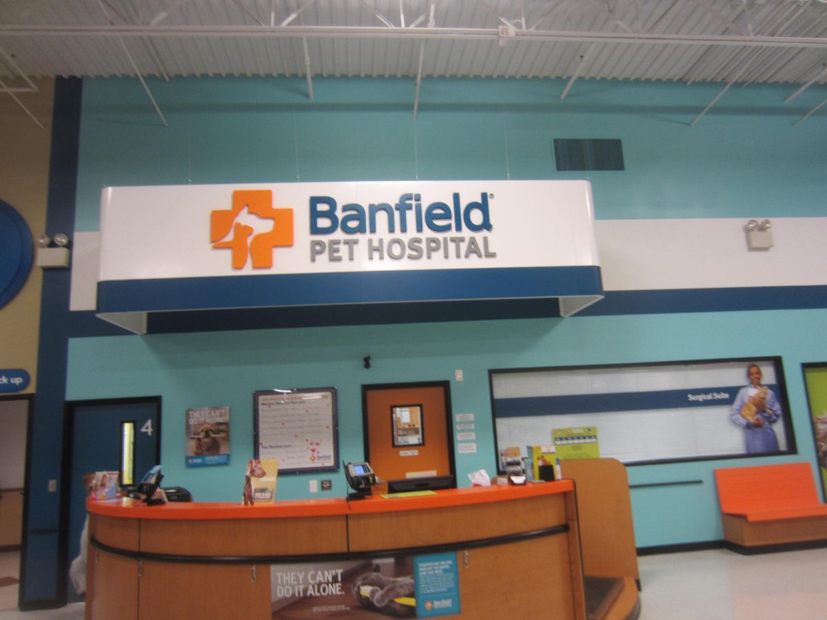 The Banfield Pet Hospital: Jacksonville (Gate Parkway) front desk