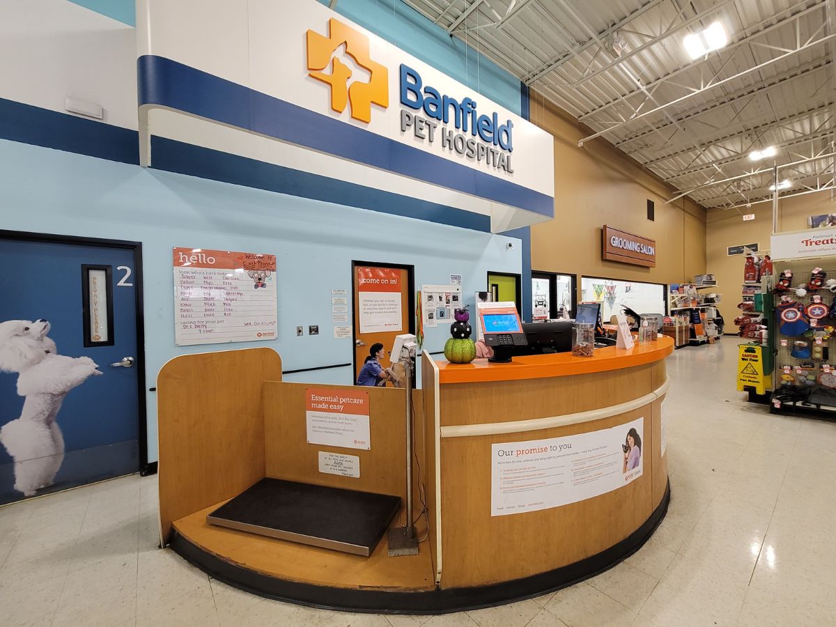 The Banfield Pet Hospital: East Point (Camp Creek) front desk