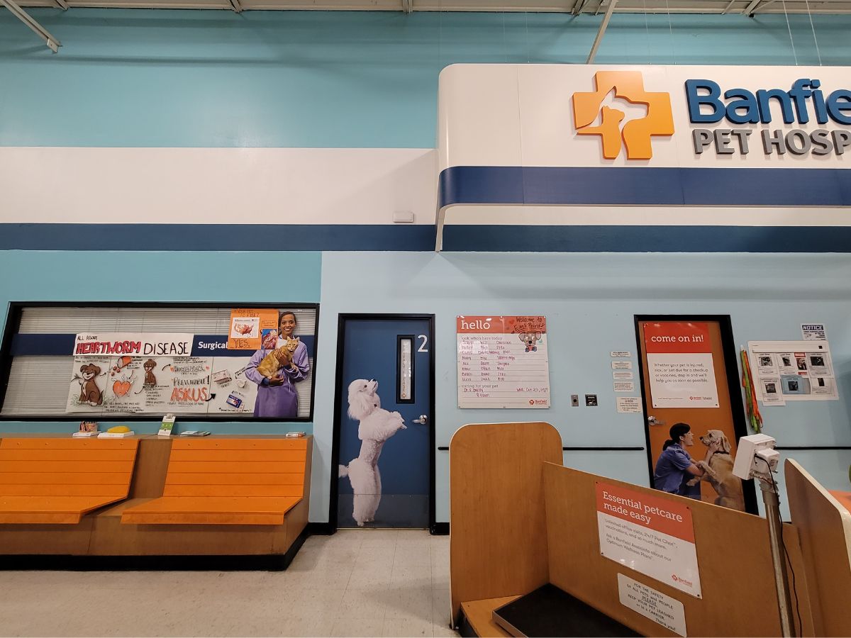 The Banfield Pet Hospital: East Point (Camp Creek) front desk and lobby