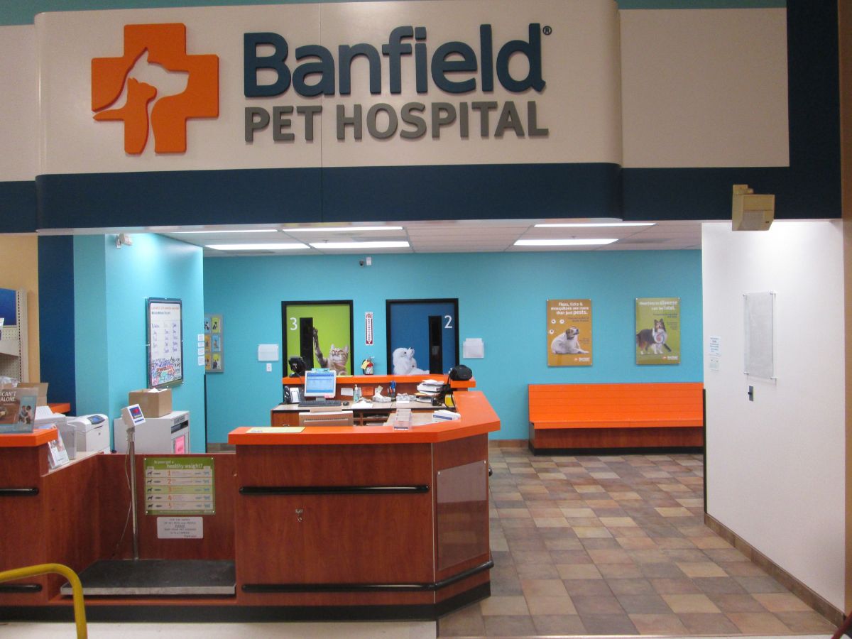 The Banfield Pet Hospital: Evansville front desk and lobbt