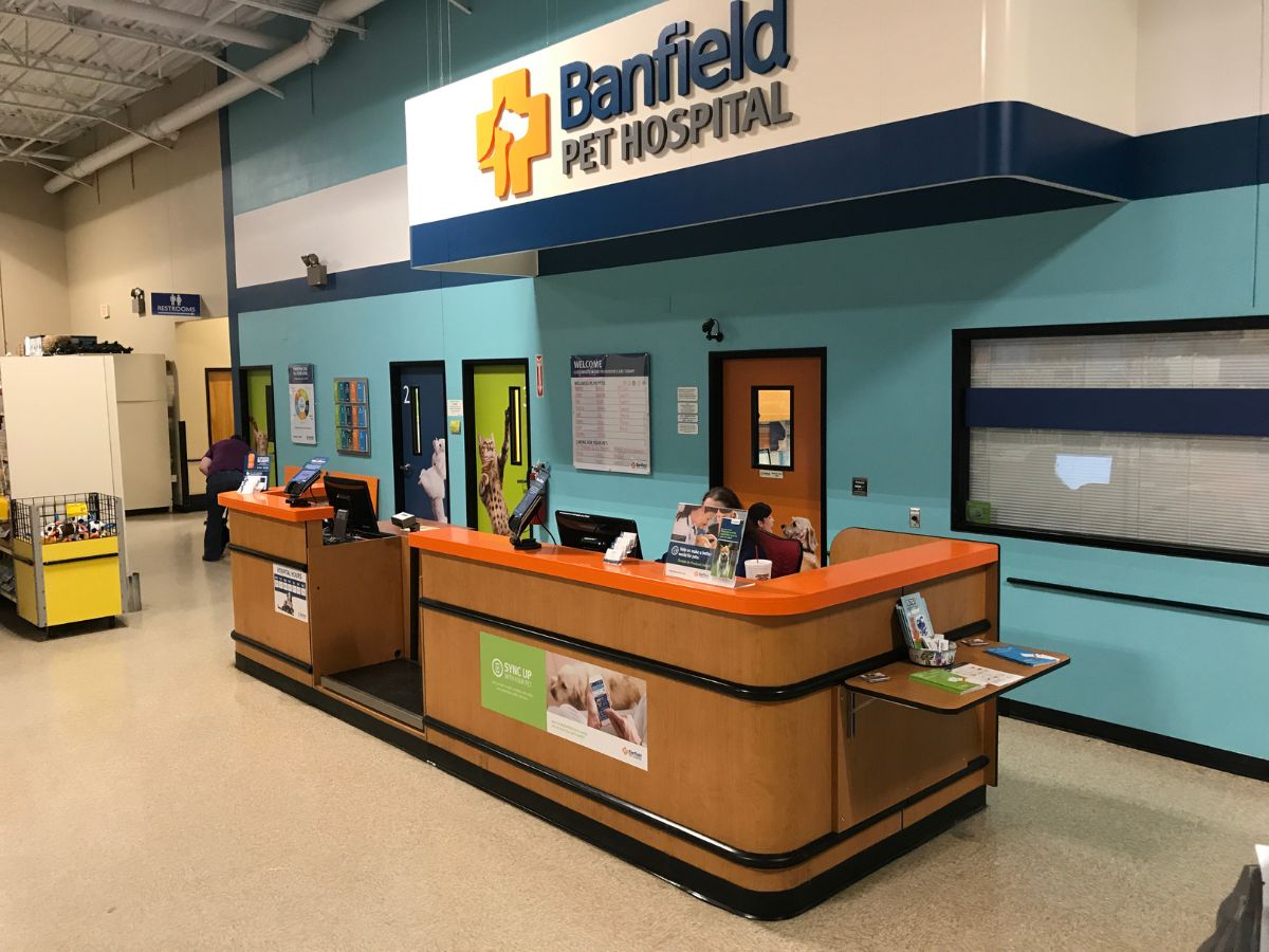 The Banfield Pet Hospital: Noblesville front desk