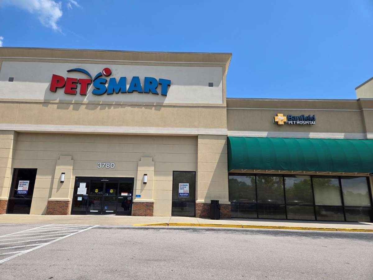 The front entrance of Banfield Pet Hospital - Hoover