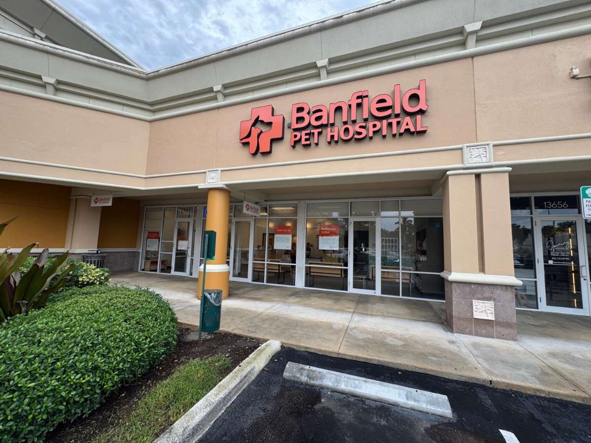 Banfield Pet Hospital - Miami Carter Square building entrance