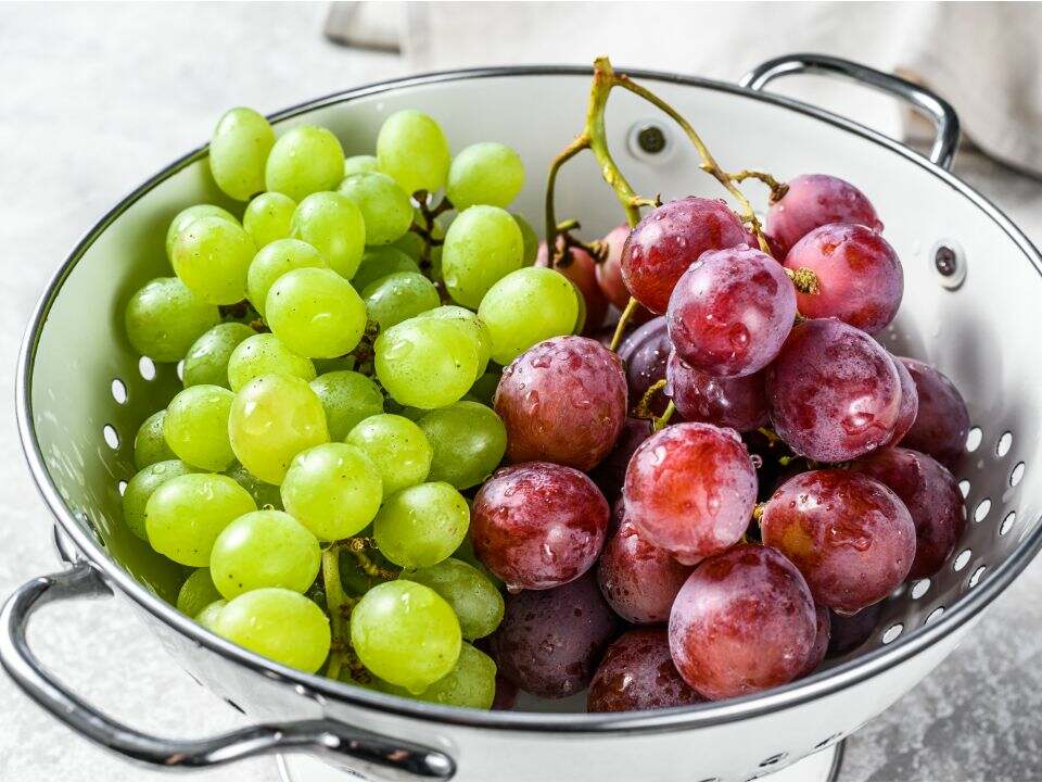 colander green red grapes
