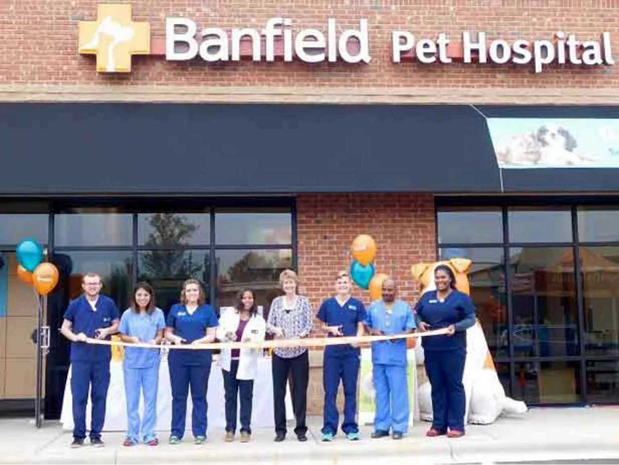 A group of Banfield Associates standing outside the Banfield Pet Hospital